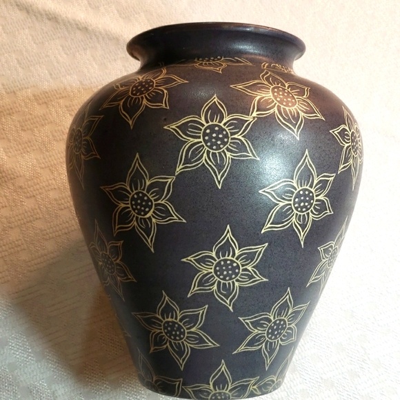 Handmade Ceramic Vase flower motif - Picture 5 of 5